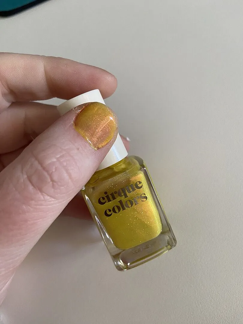 Cirque Colors Shaka nagellack gult rödguldgrönt skimmer