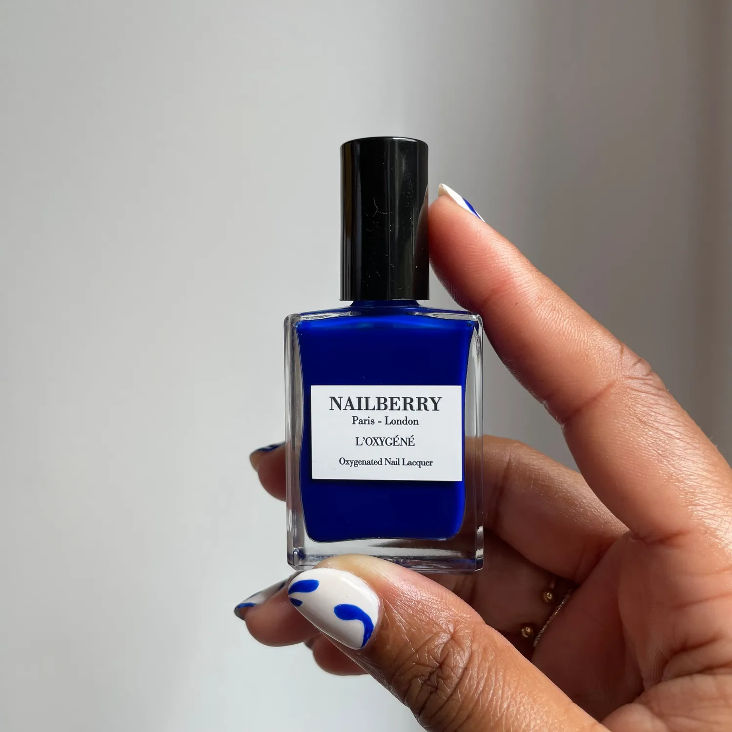 Nailberry Maliblue nagellack 15 ml elektriskt blå