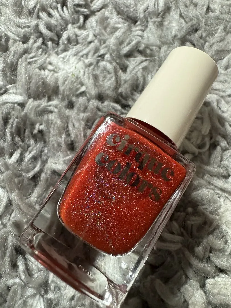 Cirque Red Bttms nagellack rött holografiskt