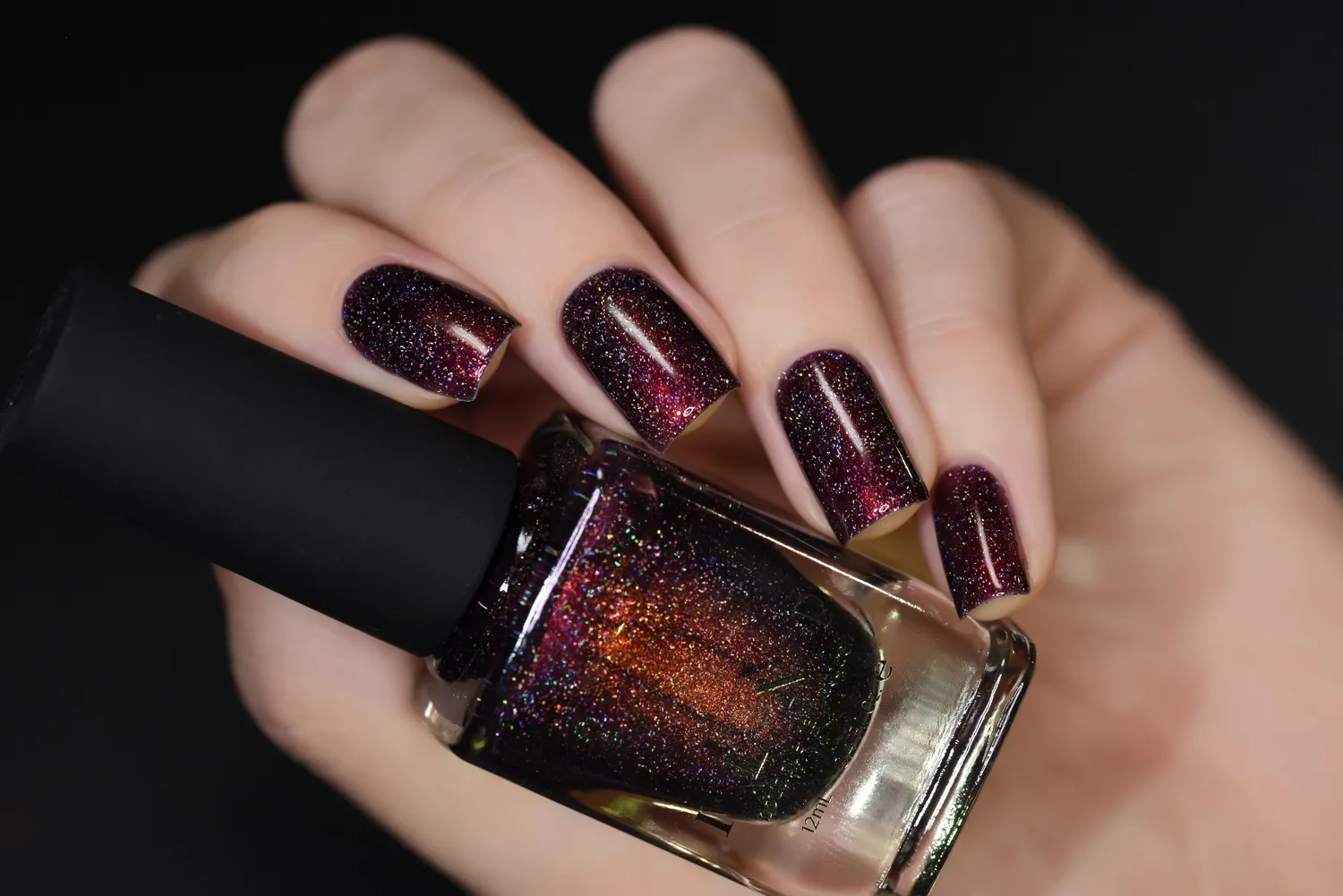 ILNP Bardot nagellack mahognyröd holografisk