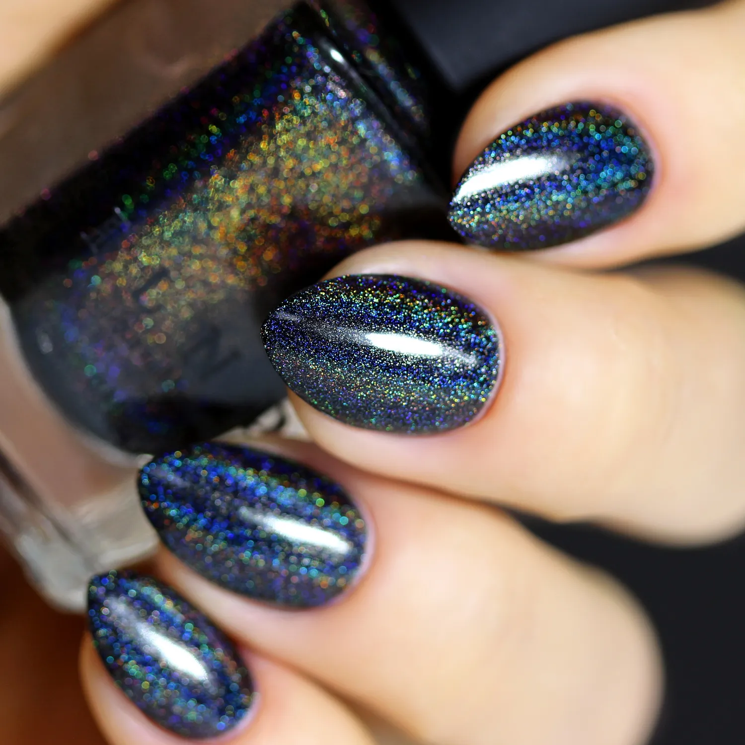 ILNP Black Magic nagellack svart holografisk