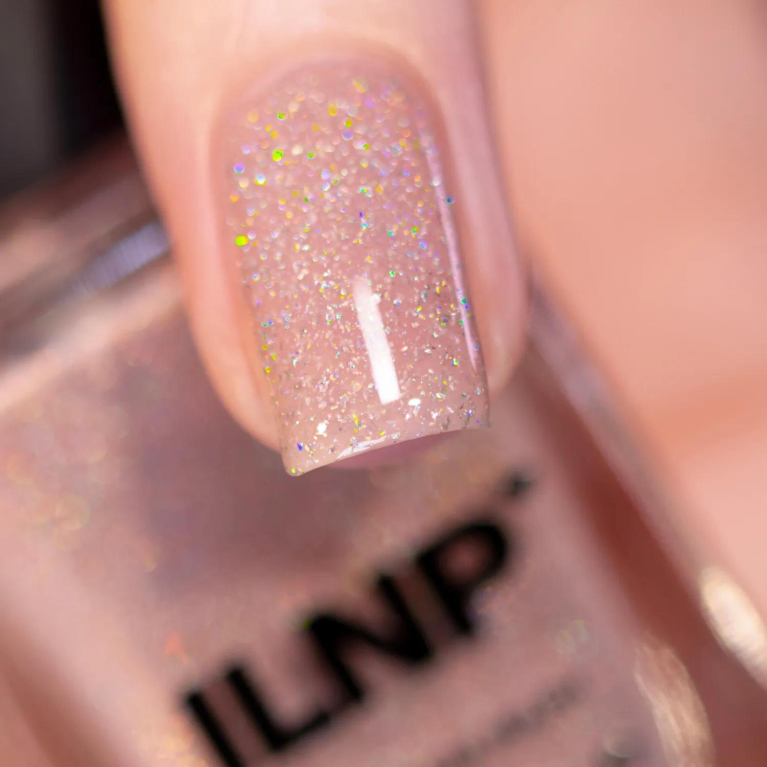 ILNP Sandy Baby nagellack persikobeige holografisk