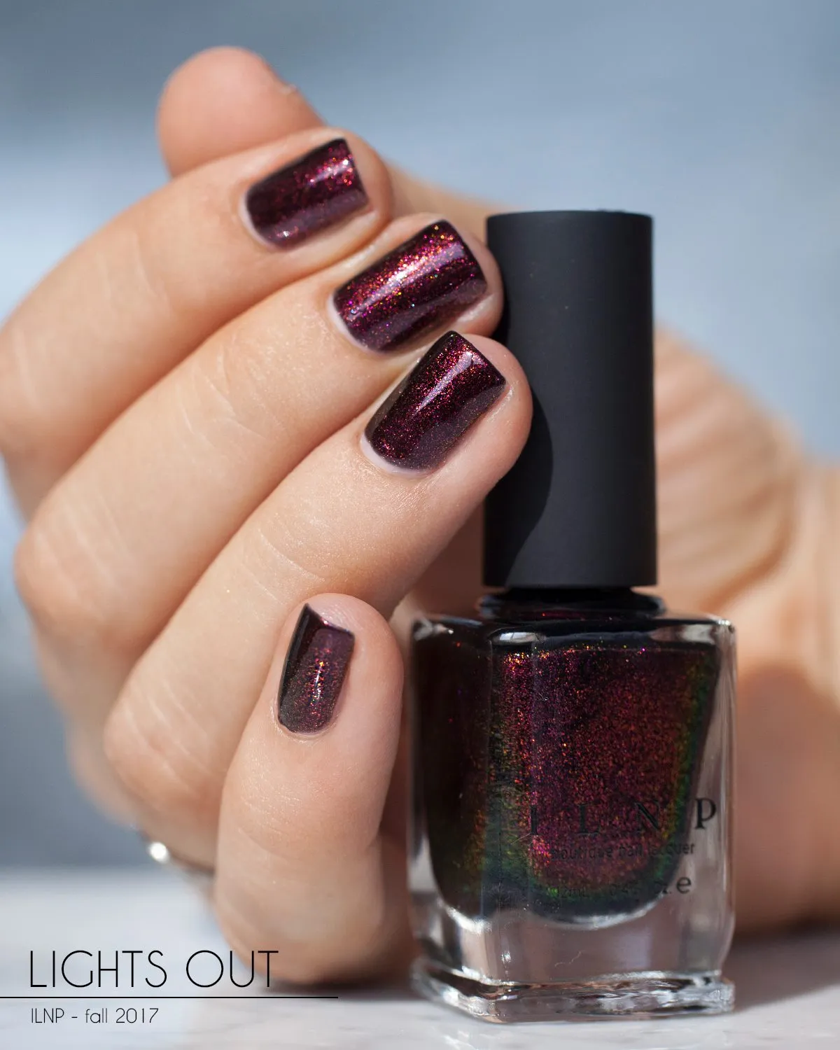 ILNP Lights Out nagellack svart shimmer