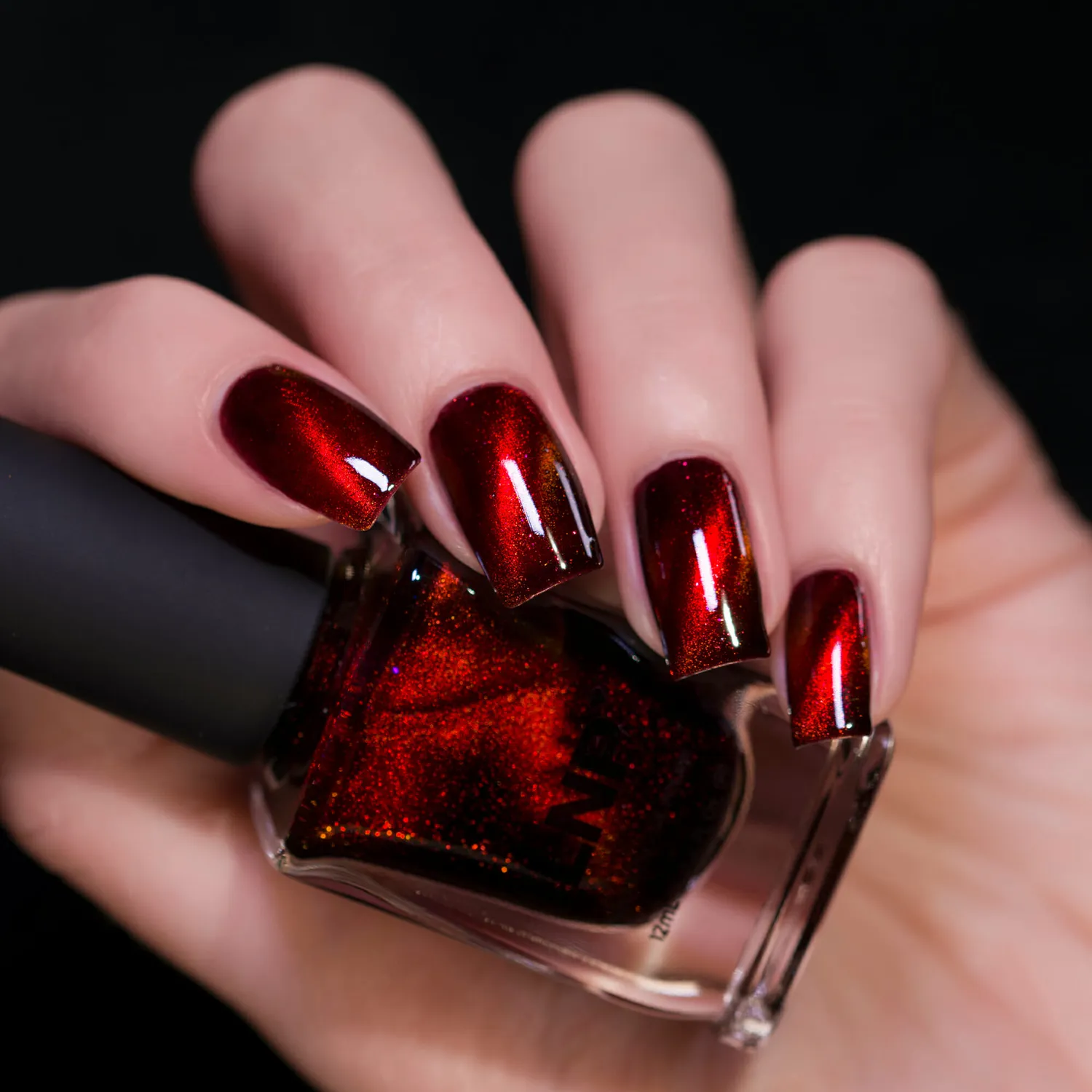 ILNP Trapped Poison nagellack magnetiskt blodrött