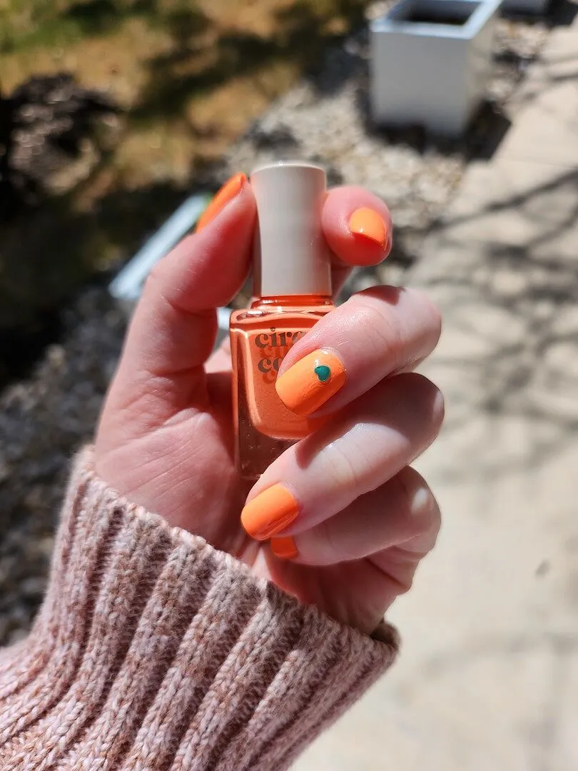 Cirque Colors Rumor Mill nagellack neonkorall kräm