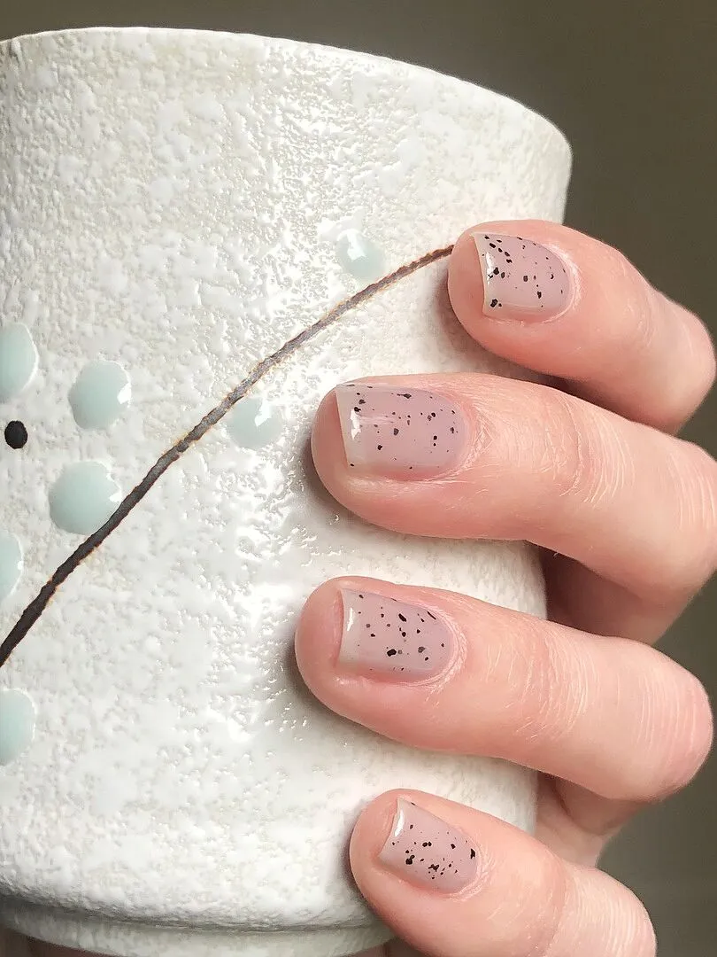 Cirque Colors Dove Jelly nagellack grå sheer