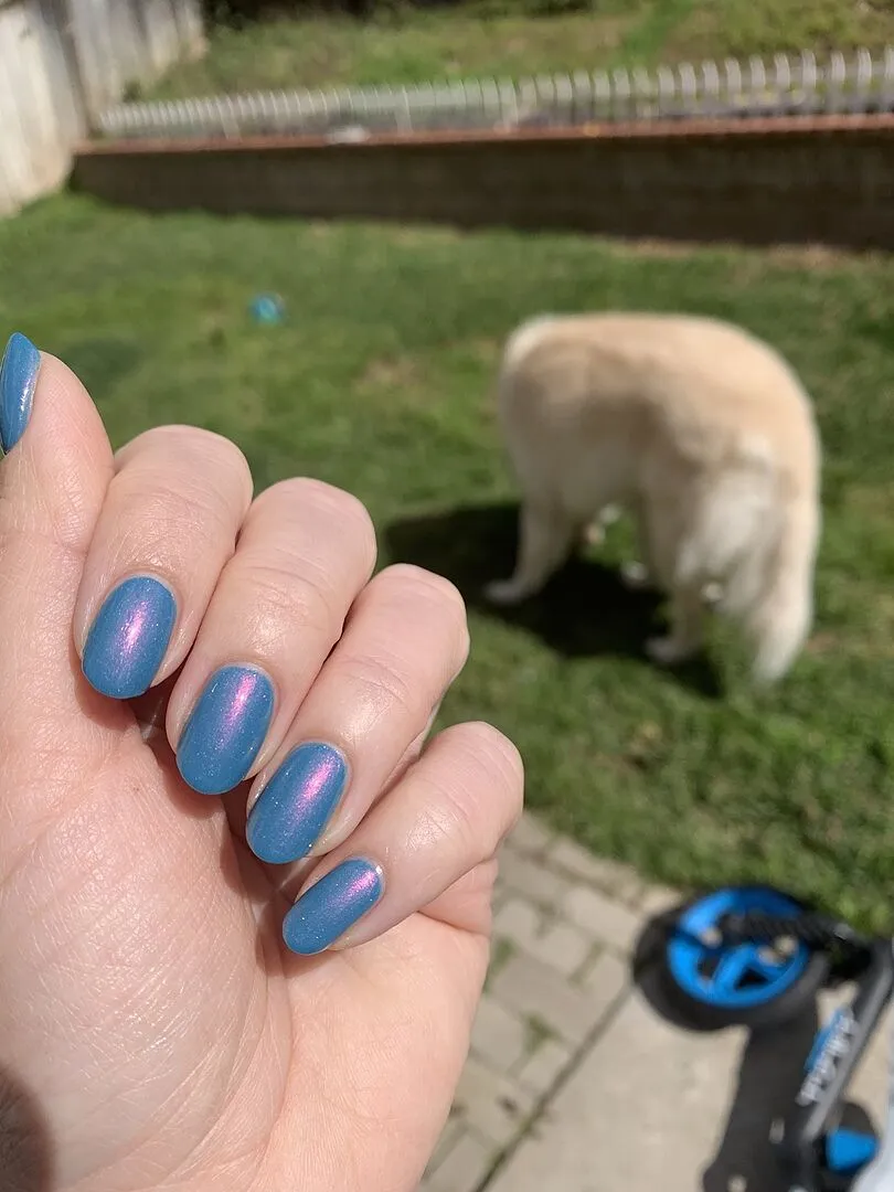Cirque Colors Palm Springs nagellack cyanblått shimmer
