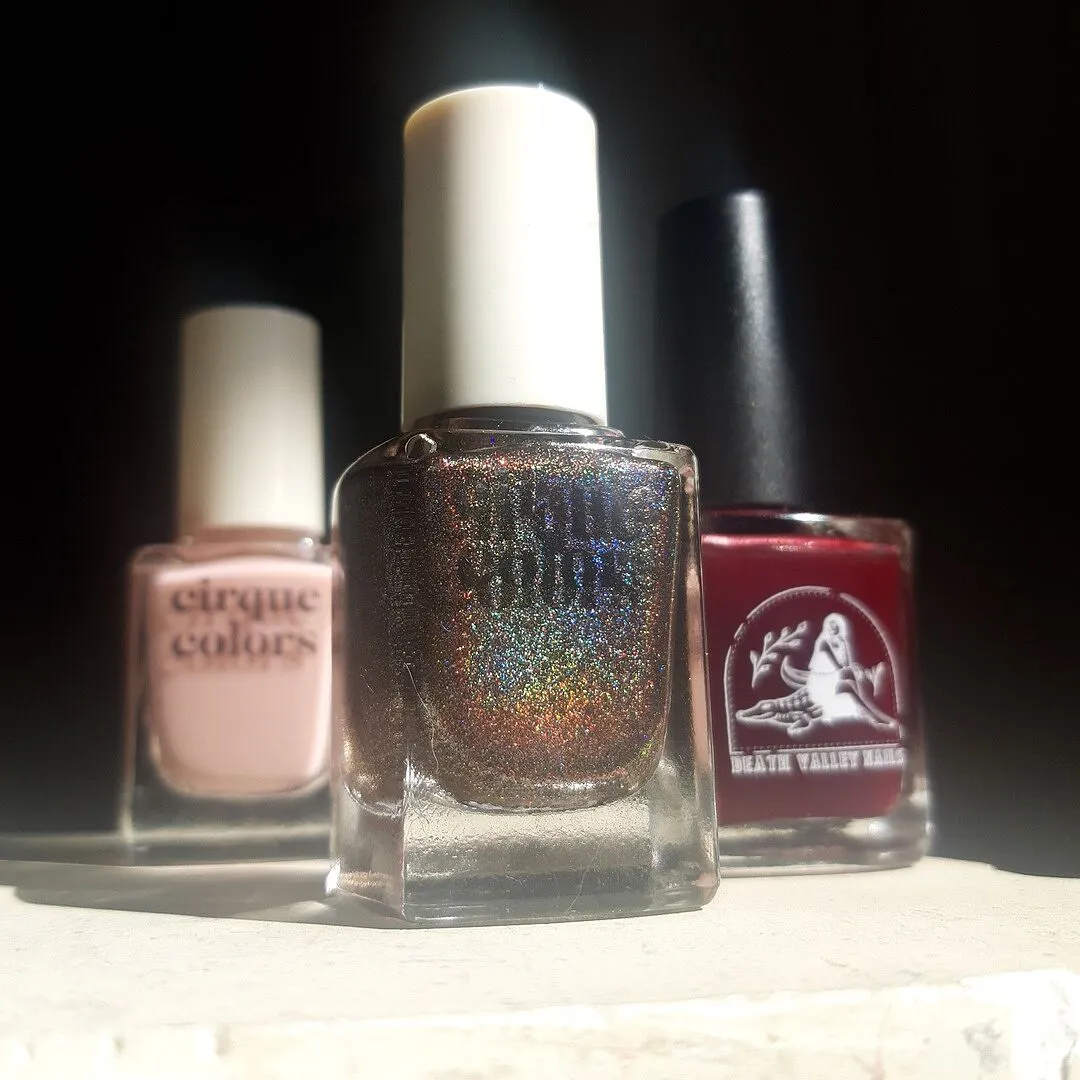 Cirque Colors Pony Up nagellack mörkbrun holografisk