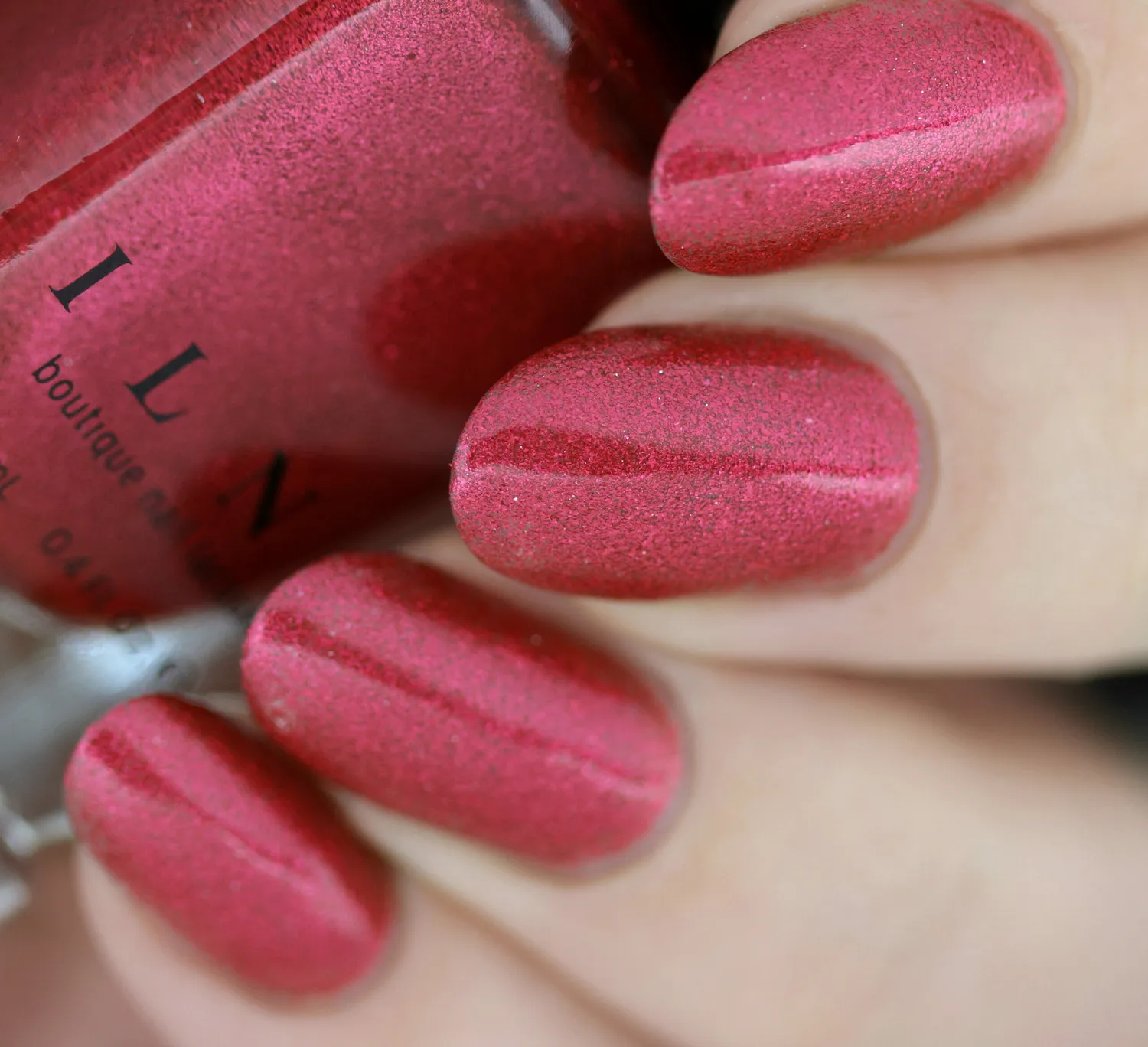 ILNP Love Me Not nagellack röd metallic