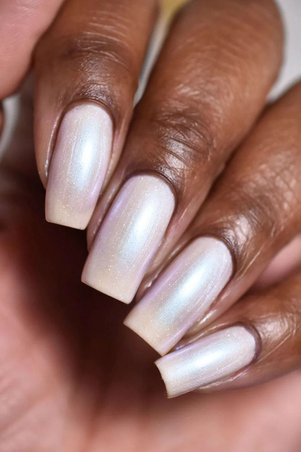 Cirque Colors Mystic Moonstone nagellack mjölkvit shimmer