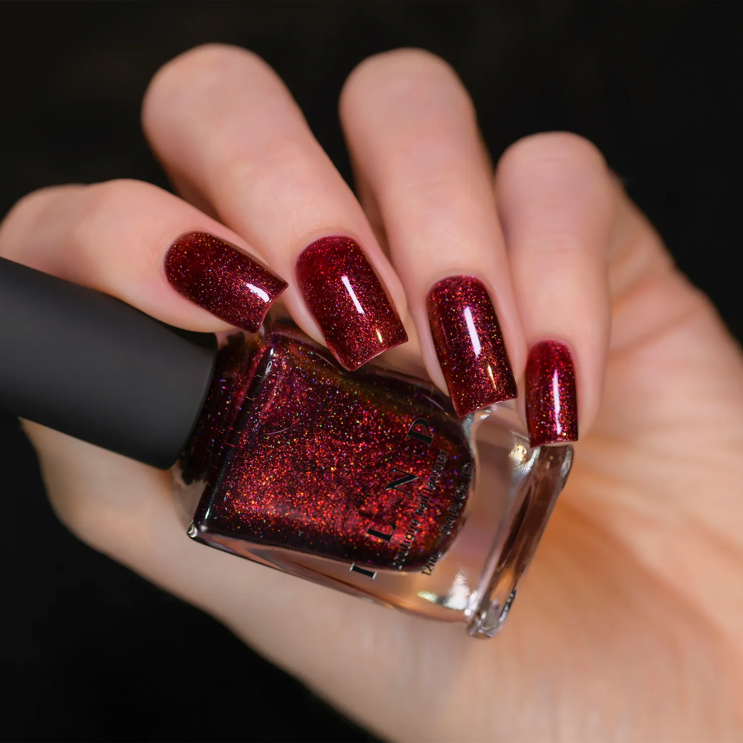 ILNP Carrie nagellack mörkröd holografisk