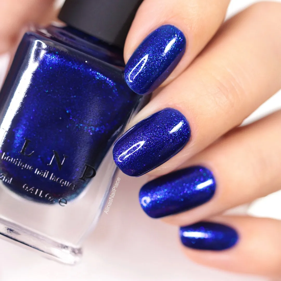ILNP Midnight Kiss nagellack koboltblå shimmer