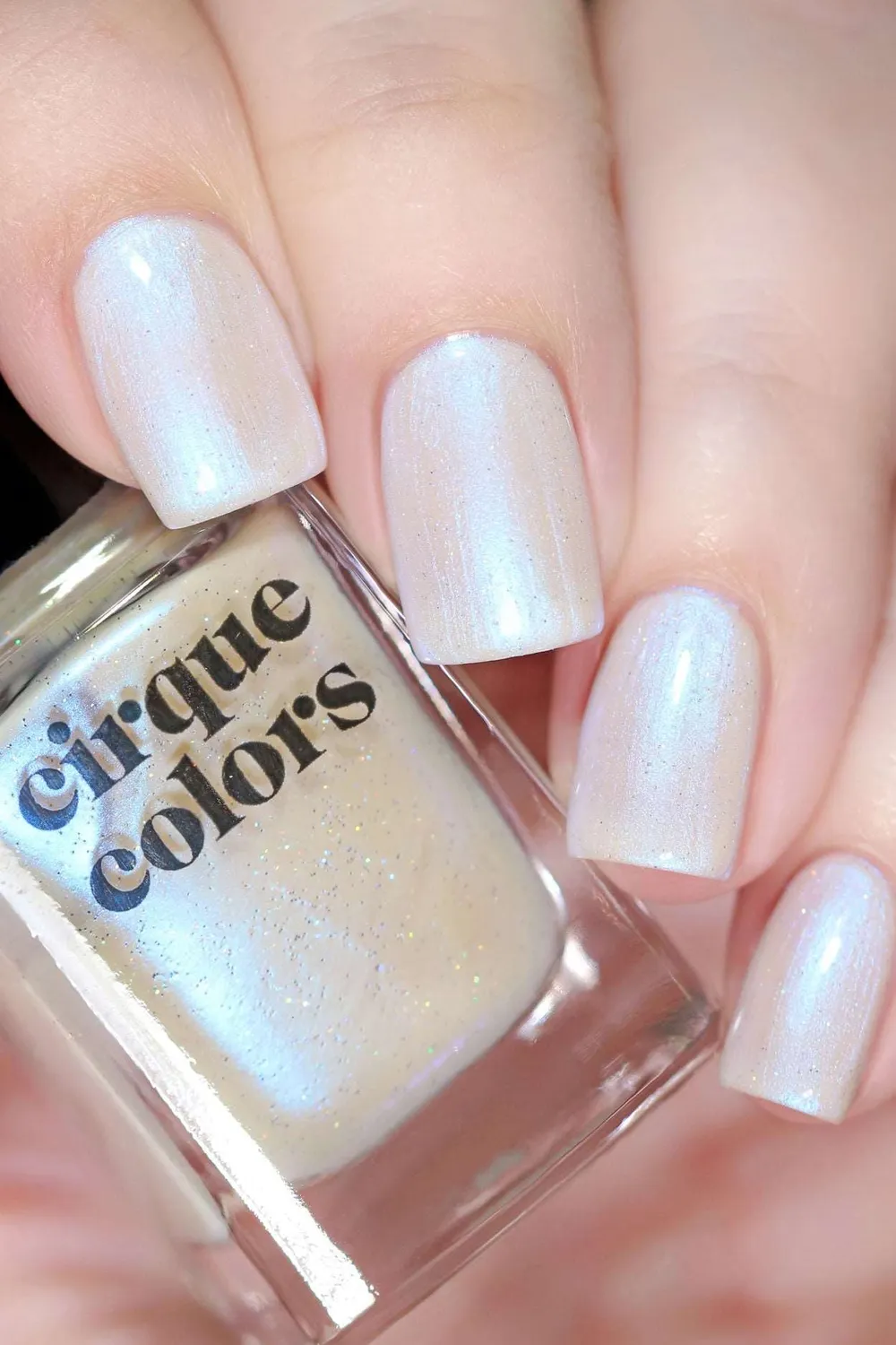 Cirque Colors Mystic Moonstone nagellack mjölkvit shimmer