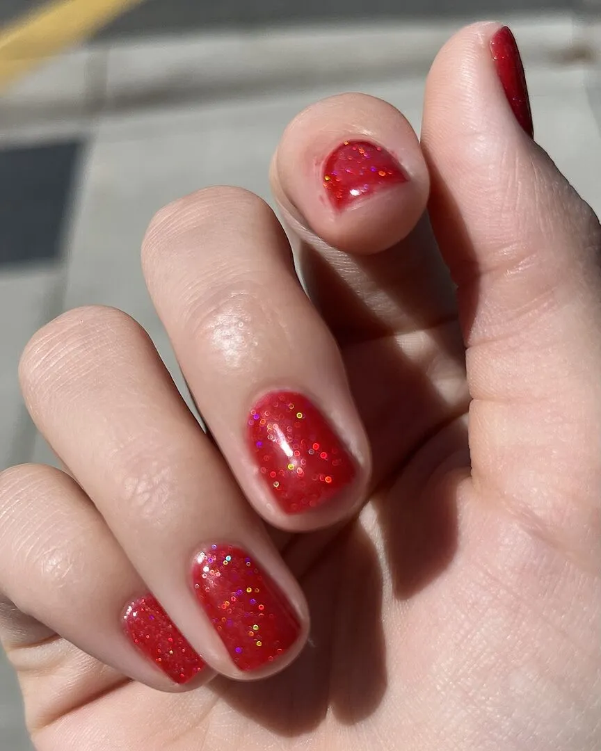 Cirque Red Bttms nagellack rött holografiskt