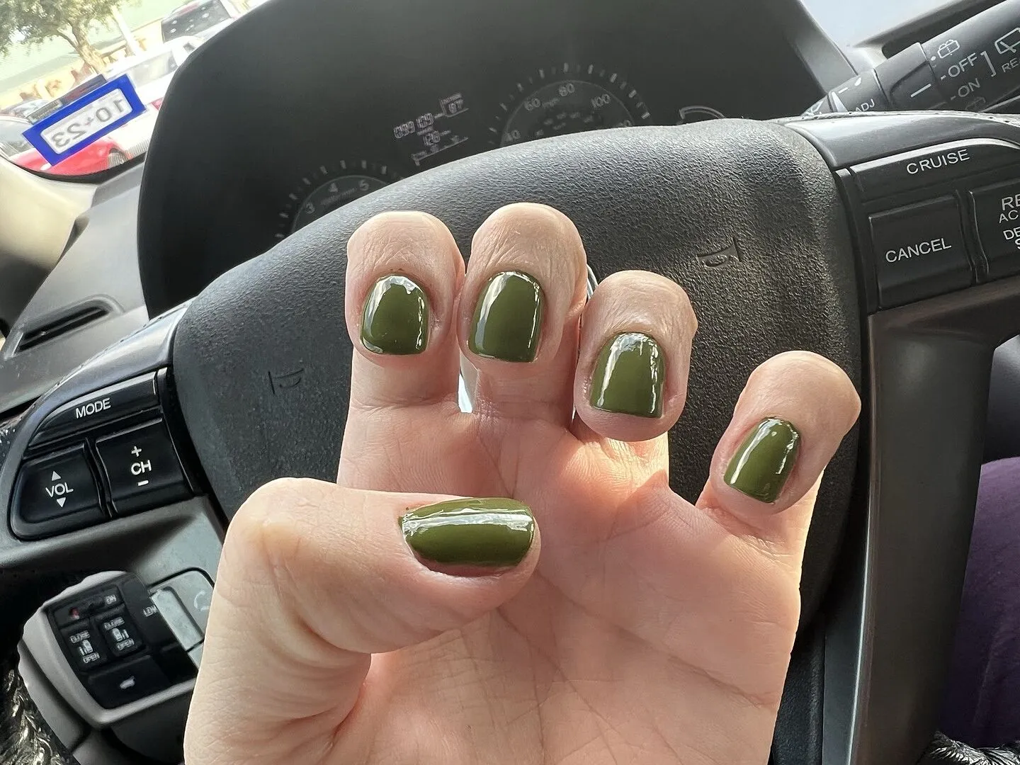 Cirque Colors Wall St nagellack olivgrön crème