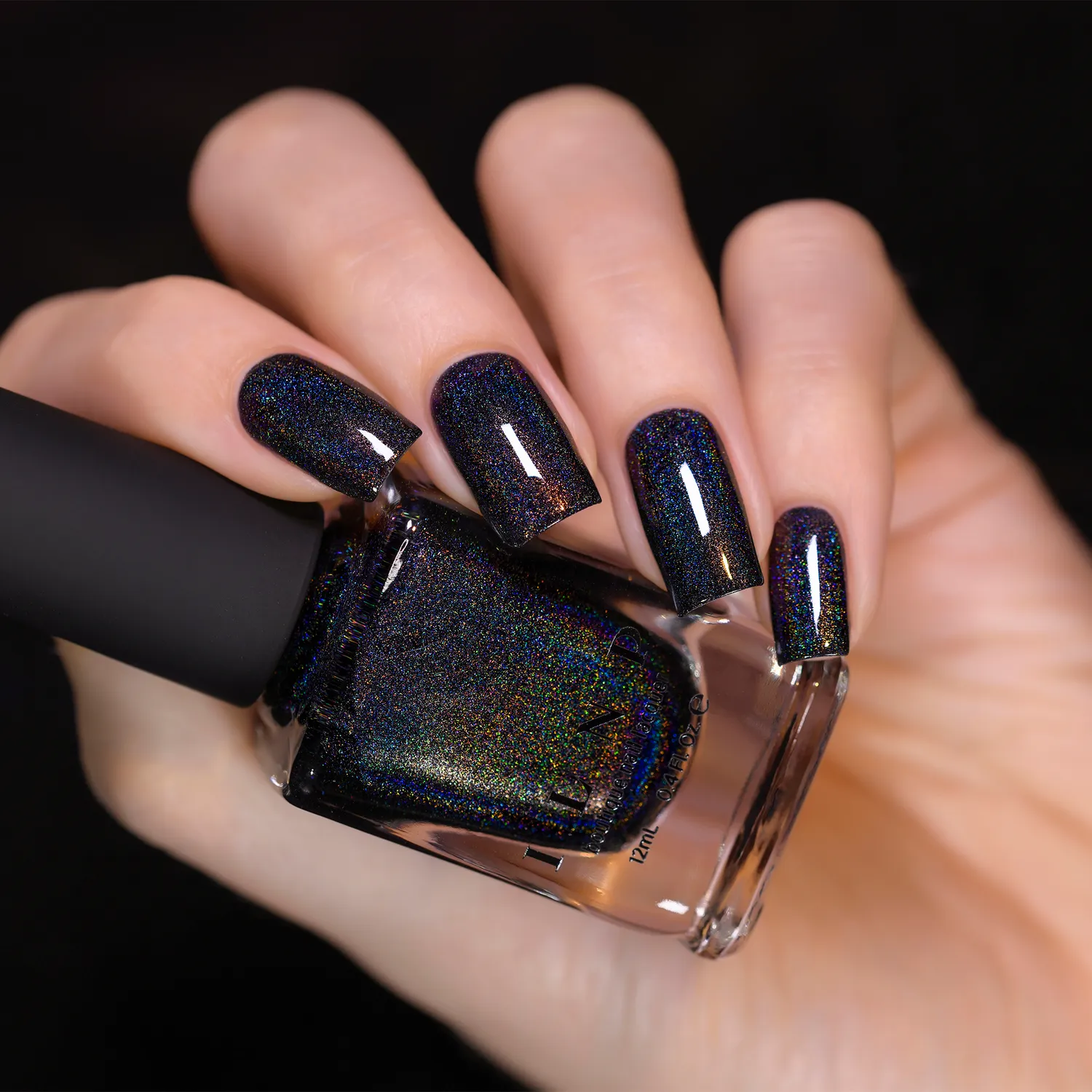 ILNP Black Magic nagellack svart holografisk