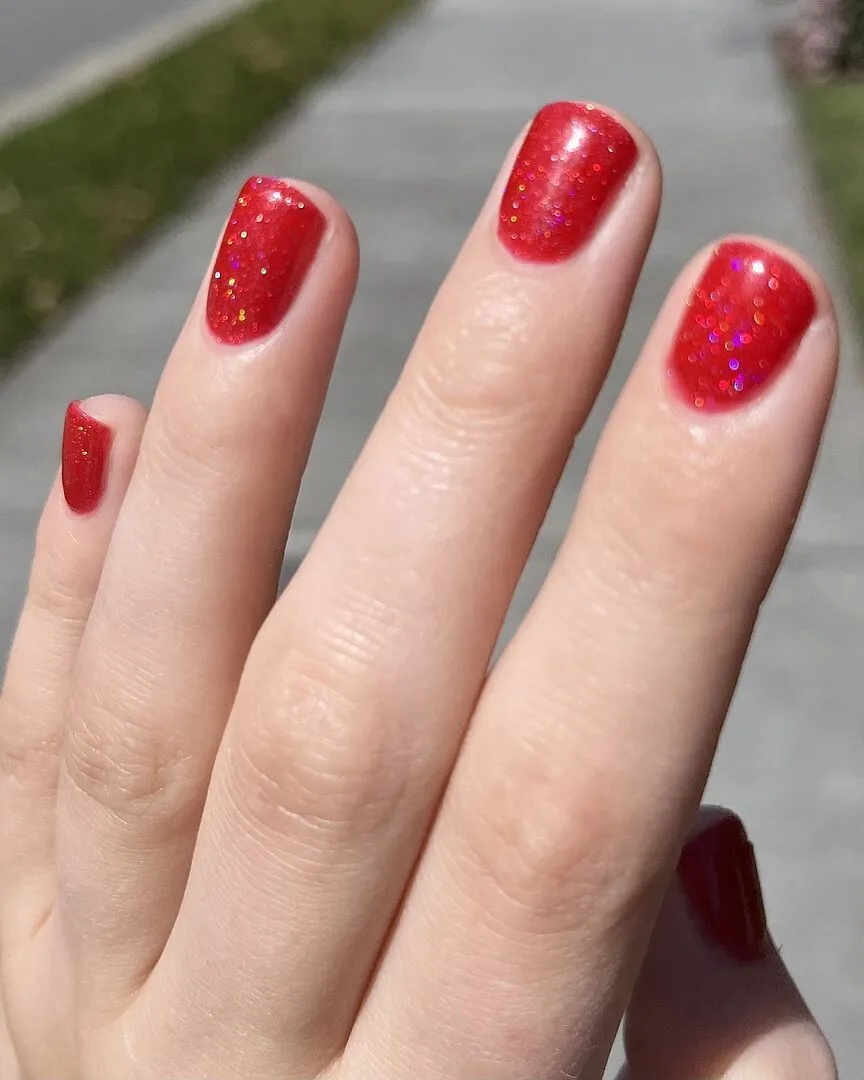 Cirque Red Bttms nagellack rött holografiskt