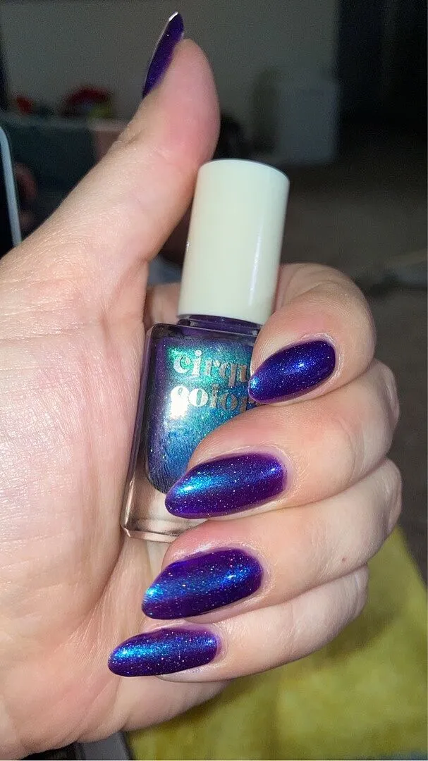 Cirque Colors Night Fever nagellack lila skimmer