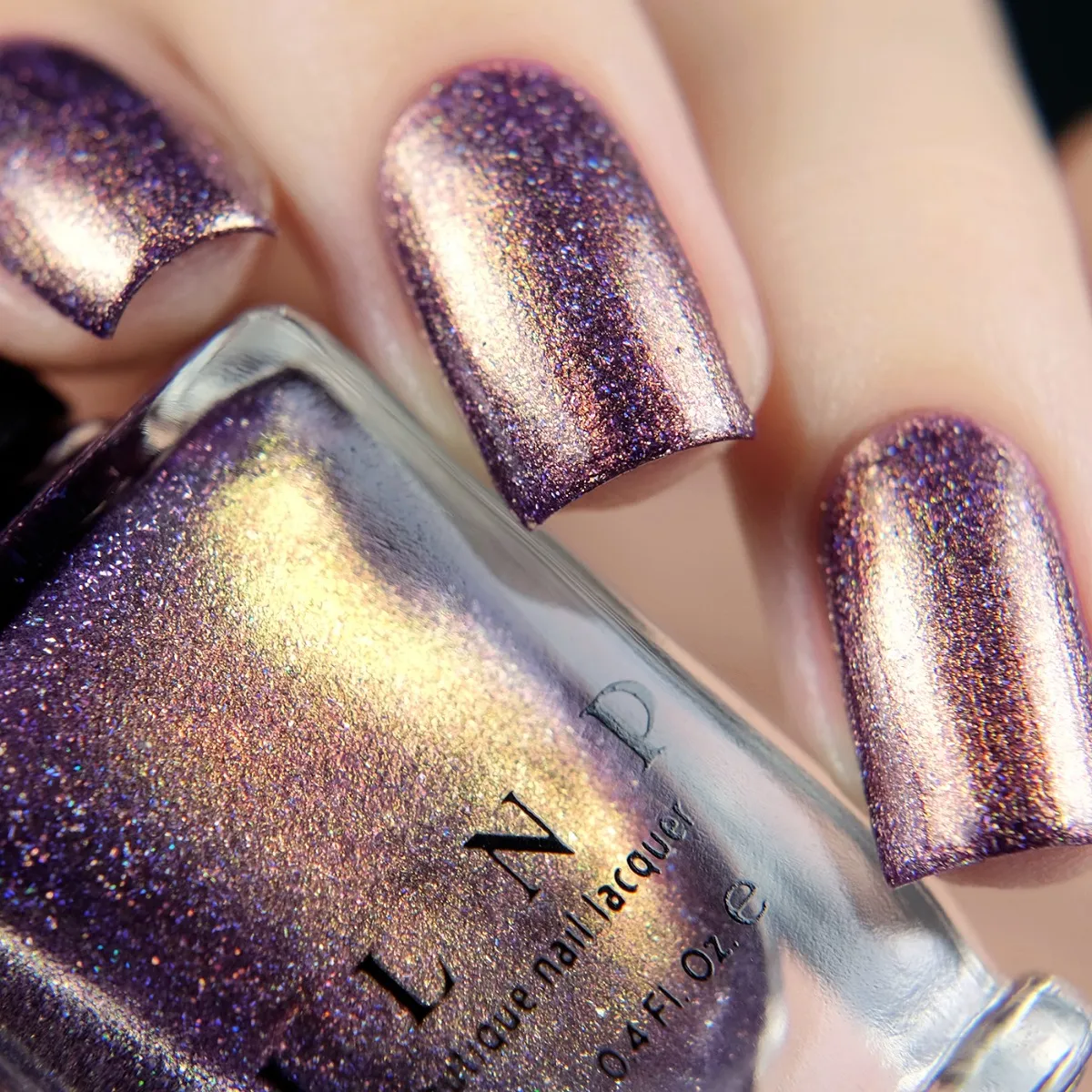 ILNP Off The Grid nagellack lila holografisk