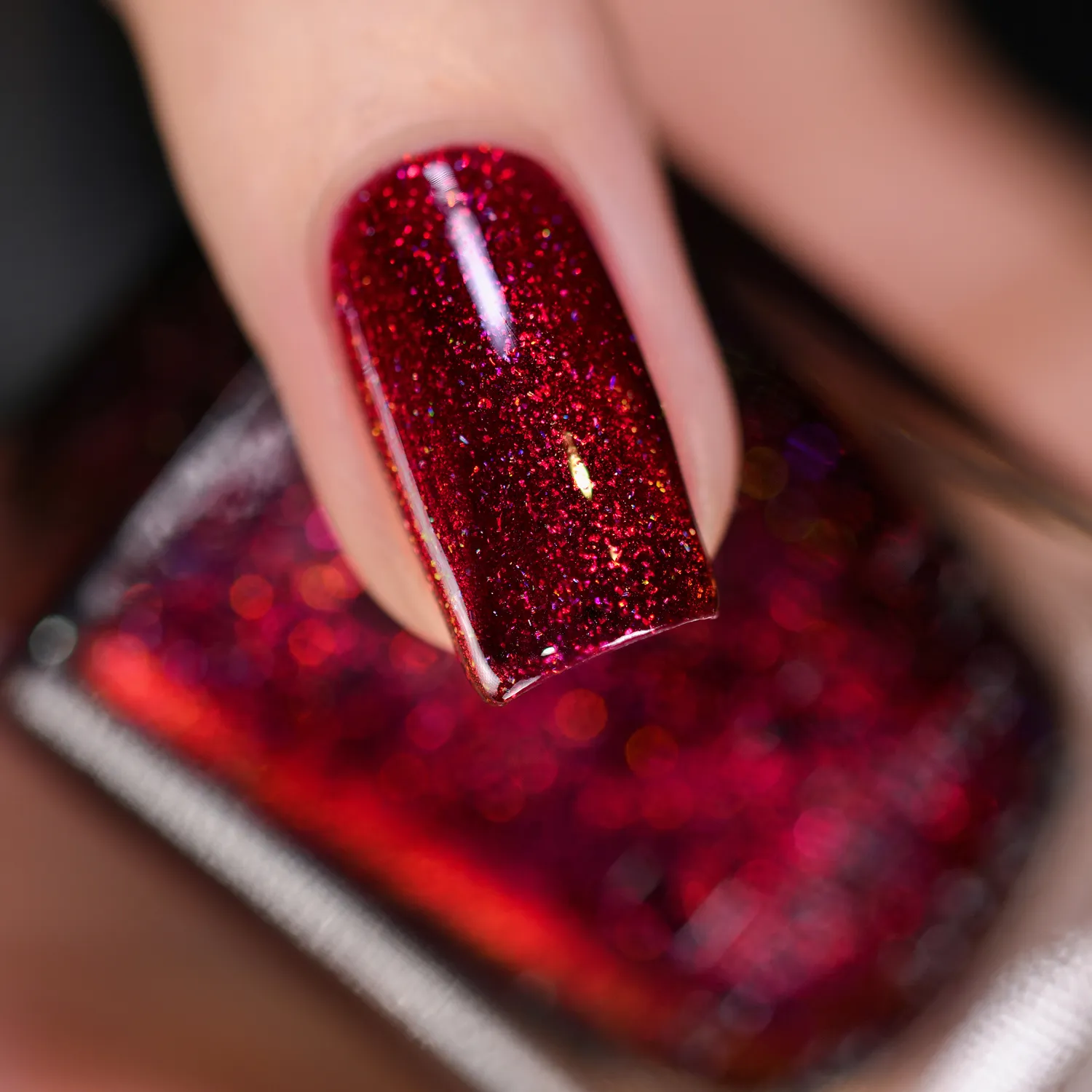 ILNP Carrie nagellack mörkröd holografisk