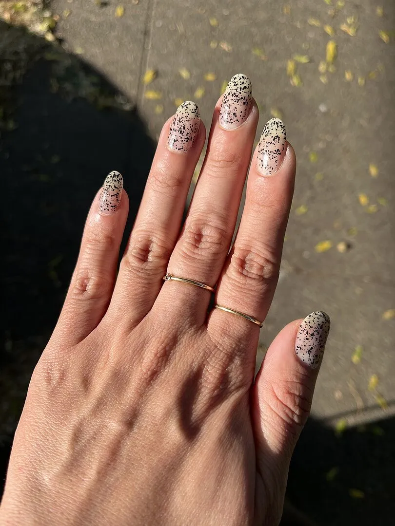 Cirque Colors Spotted topper nagellack svart prickig