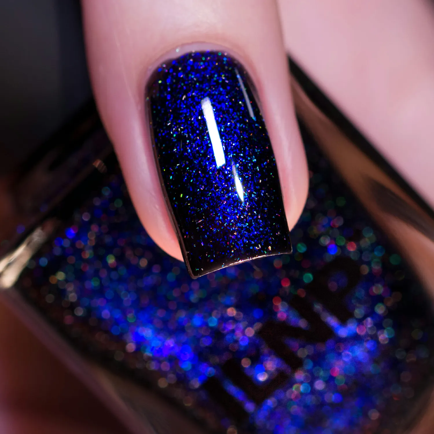 ILNP Trapped Nocturnal nagellack svart med blått skimmer