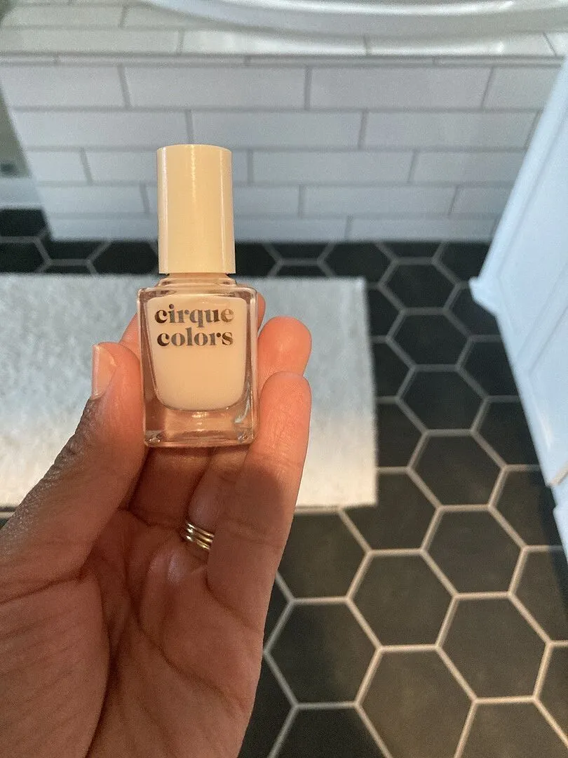 Cirque Colors Clean Slate underlack ojämna naglar