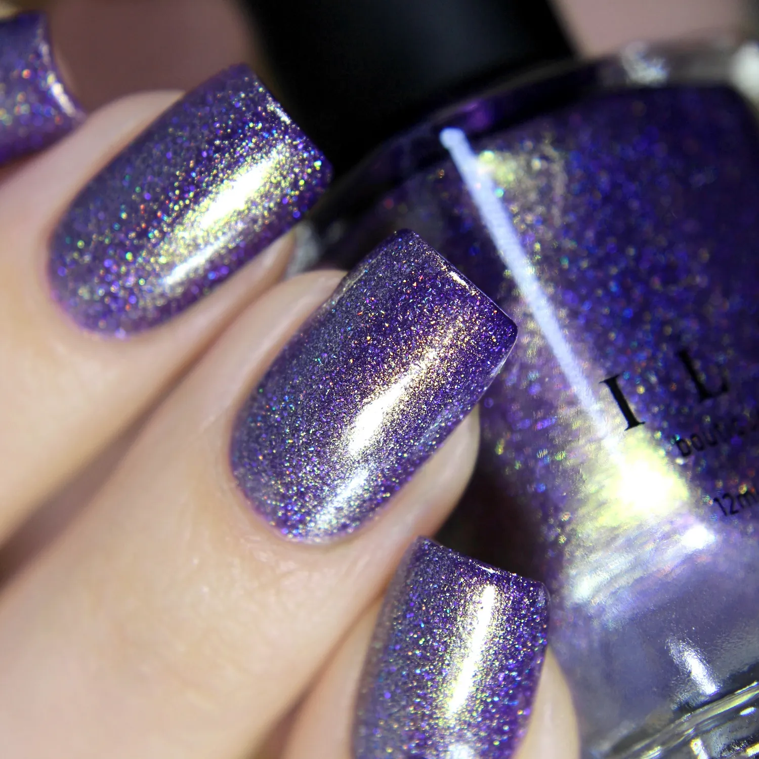 ILNP Art District nagellack lila holografiskt