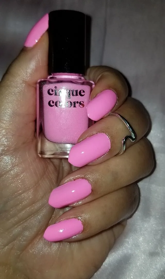 Cirque Colors Valley of the Dolls nagellack neonrosa