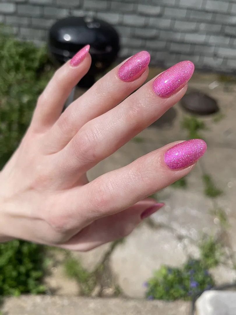 Cirque Colors Pinky’s Up nagellack magenta holografisk shimmer