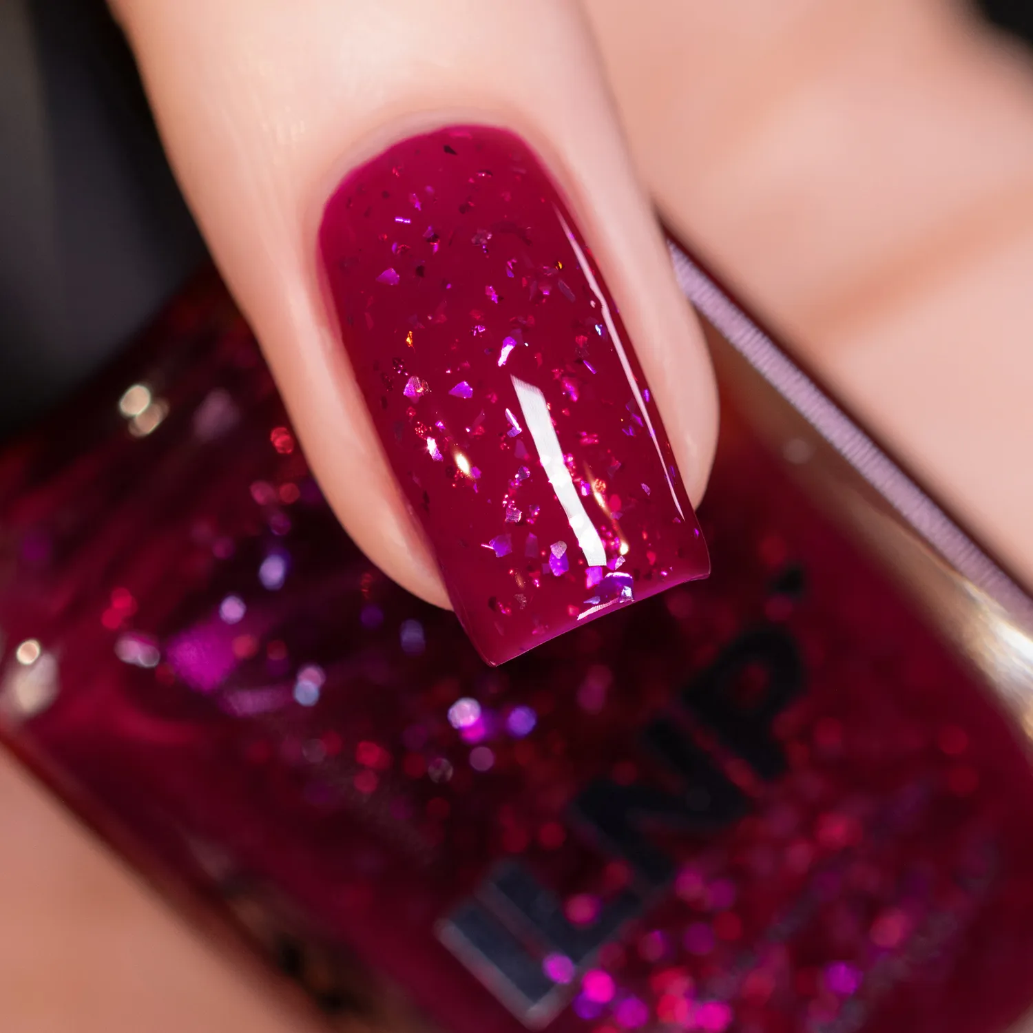 ILNP Curtain Call nagellack magenta flakie