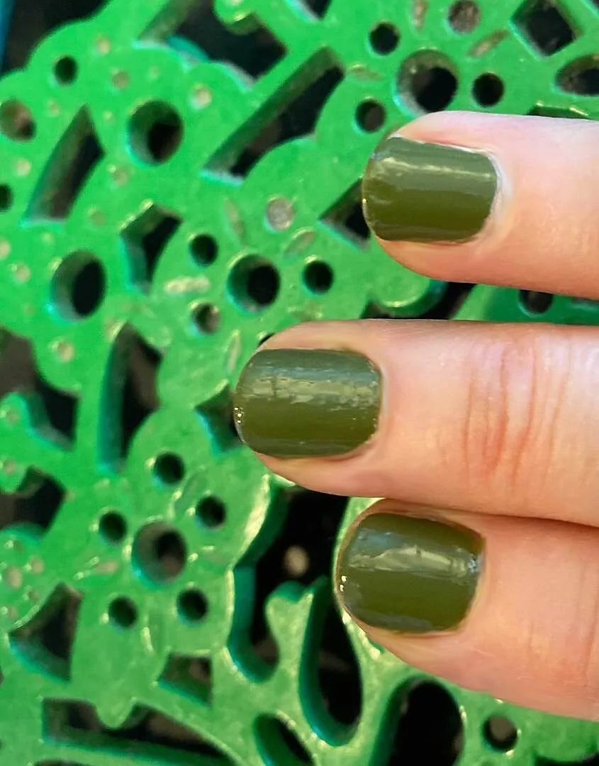 Cirque Colors Wall St nagellack olivgrön crème