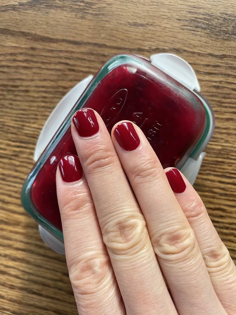Cirque Colors Rouge Rockefeller nagellack crème vinröd