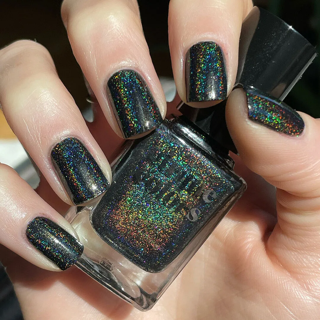 Cirque Colors Alter Ego nagellack svart holo