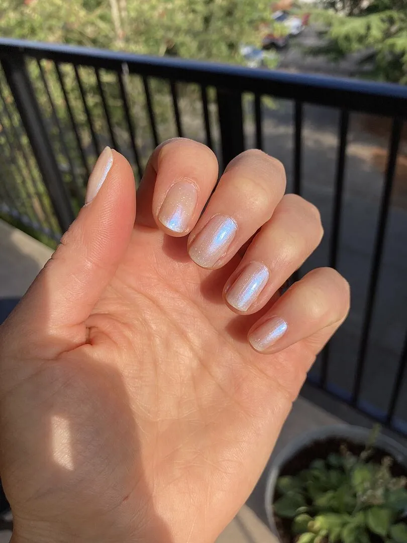 Cirque Colors Mystic Moonstone nagellack mjölkvit shimmer