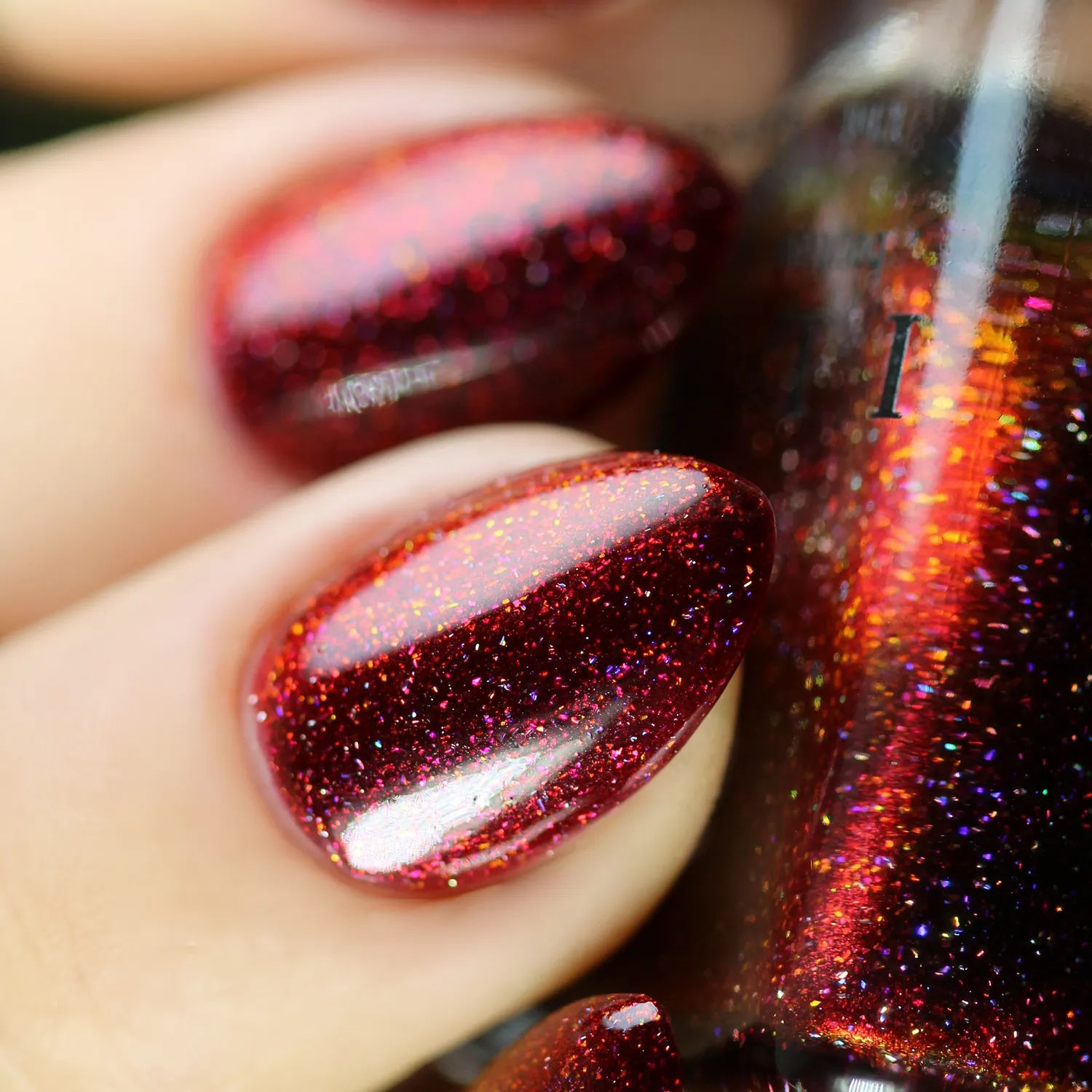 ILNP Carrie nagellack mörkröd holografisk