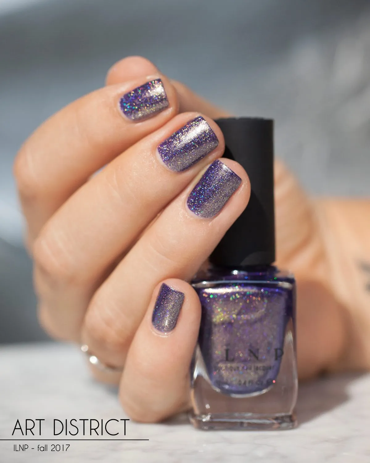 ILNP Art District nagellack lila holografiskt