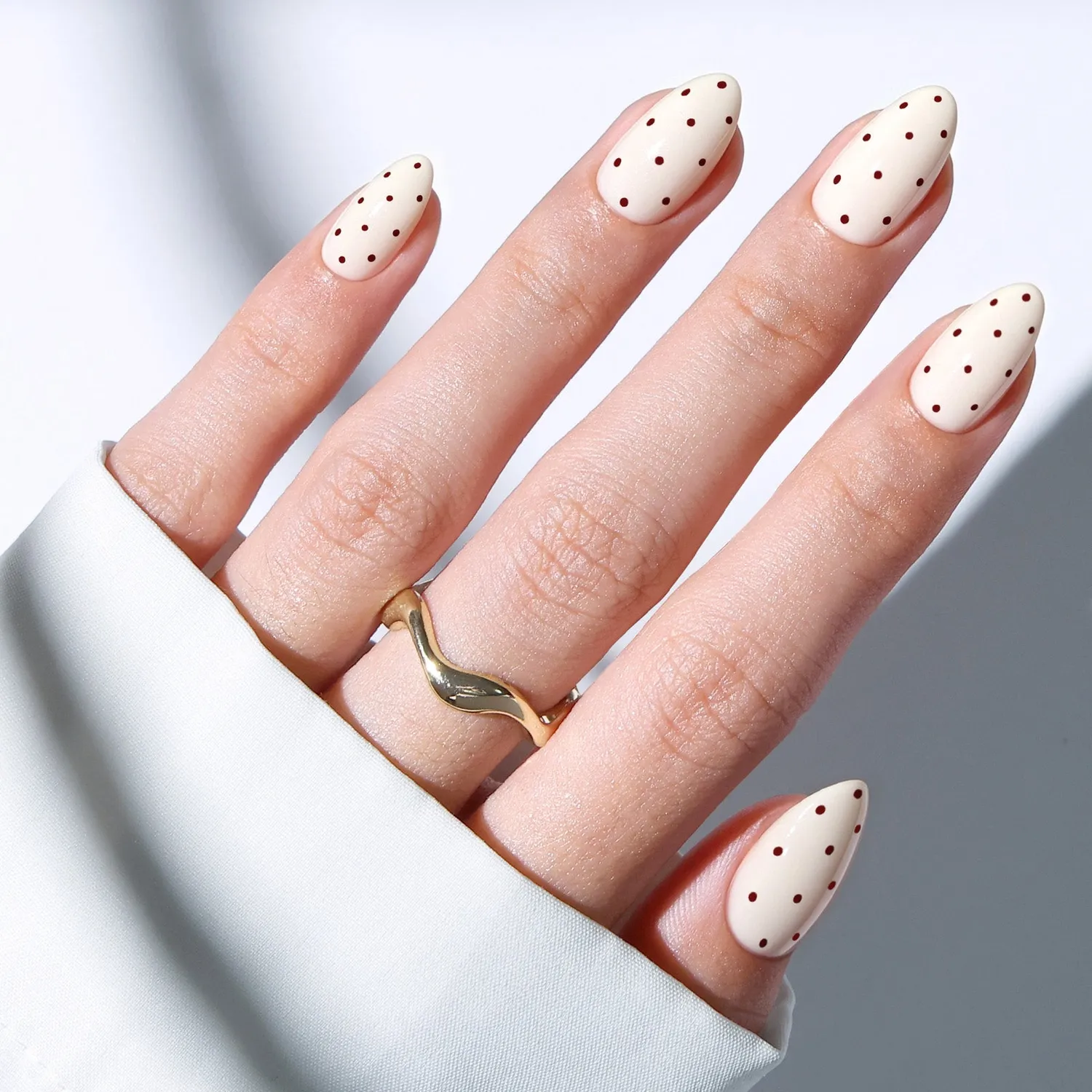 modelones Cream Dots lösnaglar beige röd prickig