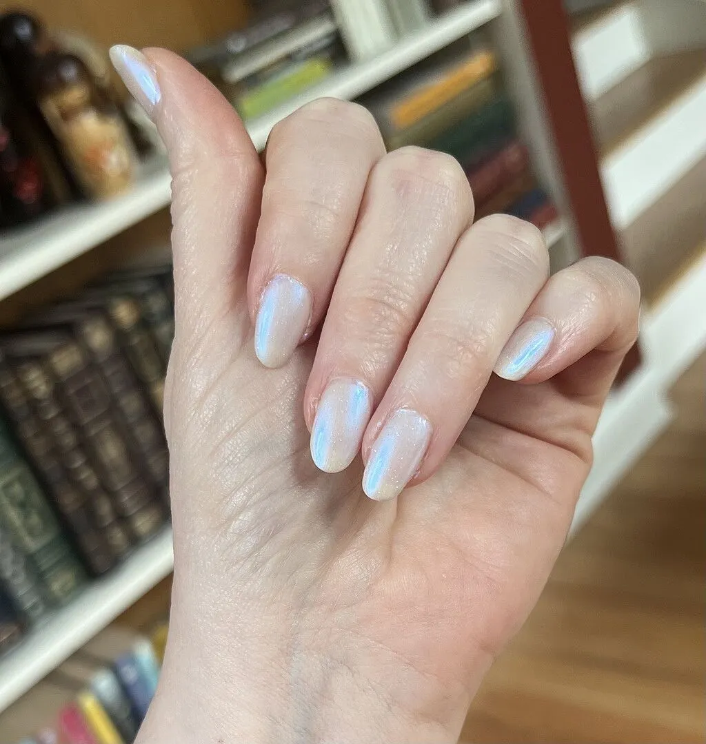 Cirque Colors Mystic Moonstone nagellack mjölkvit shimmer