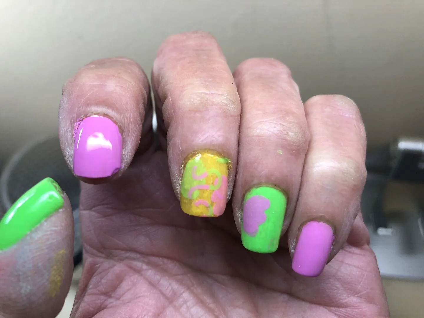 Cirque Colors Socialite neon nagellack rosa-lila crème