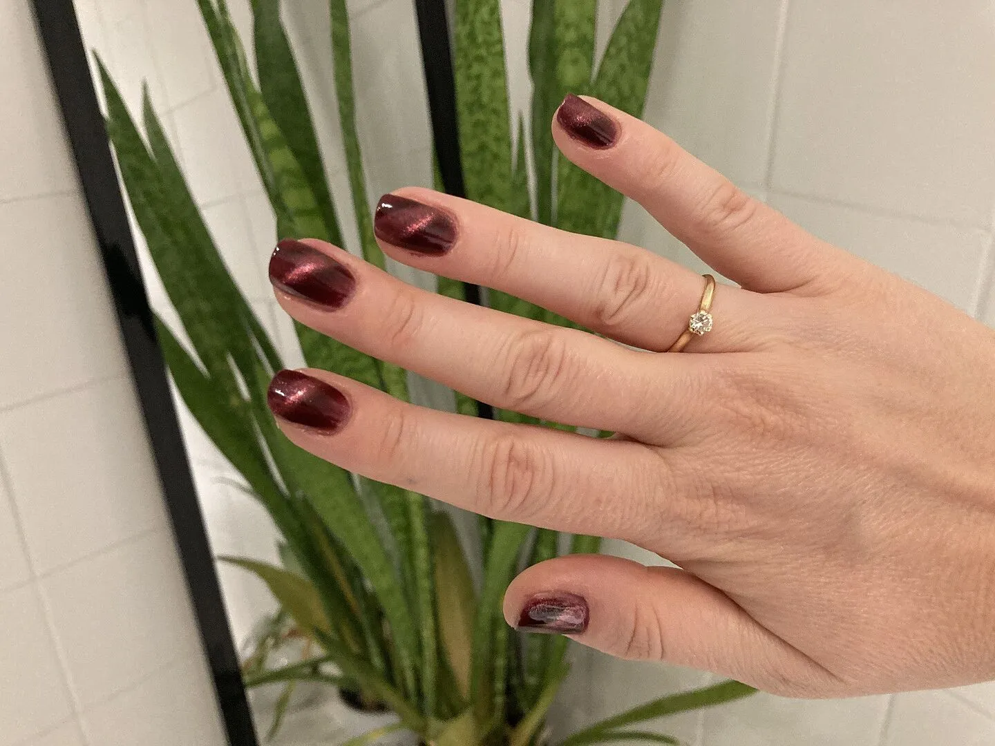 Cirque Colors Kinetic nagellack magnetiskt vinröd jelly