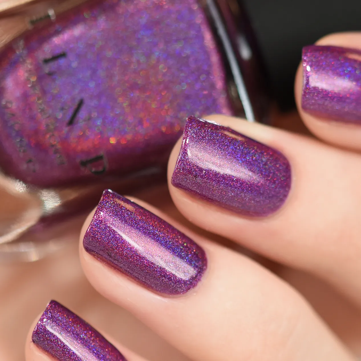 ILNP Kings & Queens nagellack bordeaux ultra holo