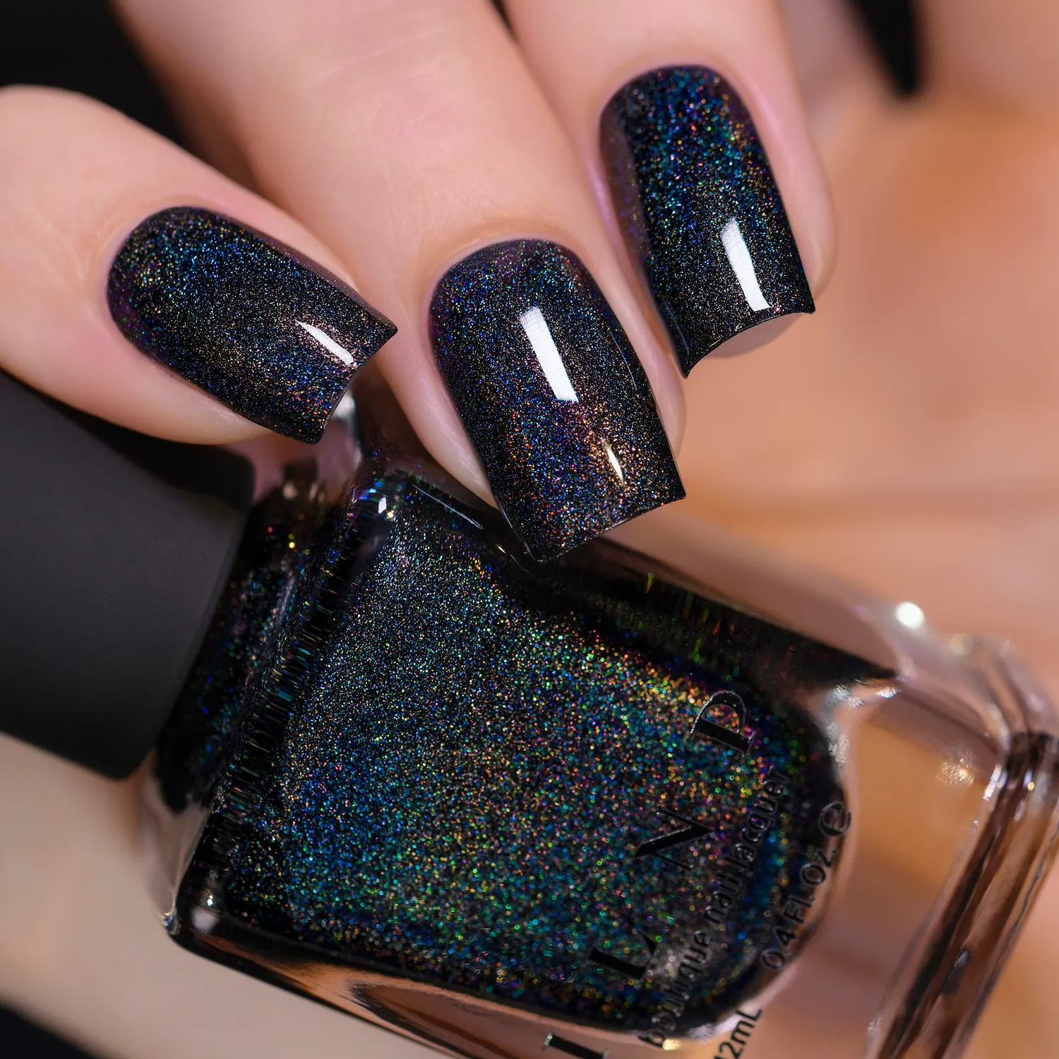 ILNP Black Magic nagellack svart holografisk