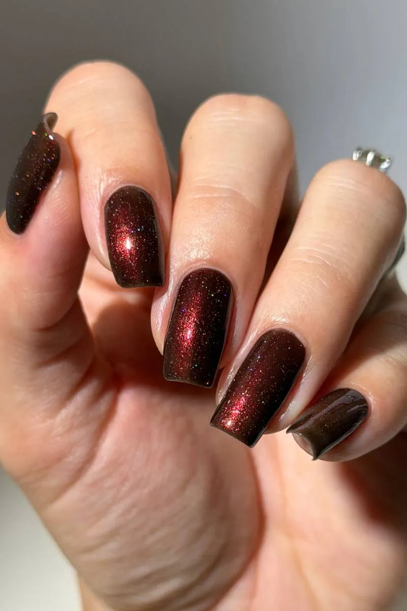 Cirque Colors Black Widow nagellack svart rött skimmer