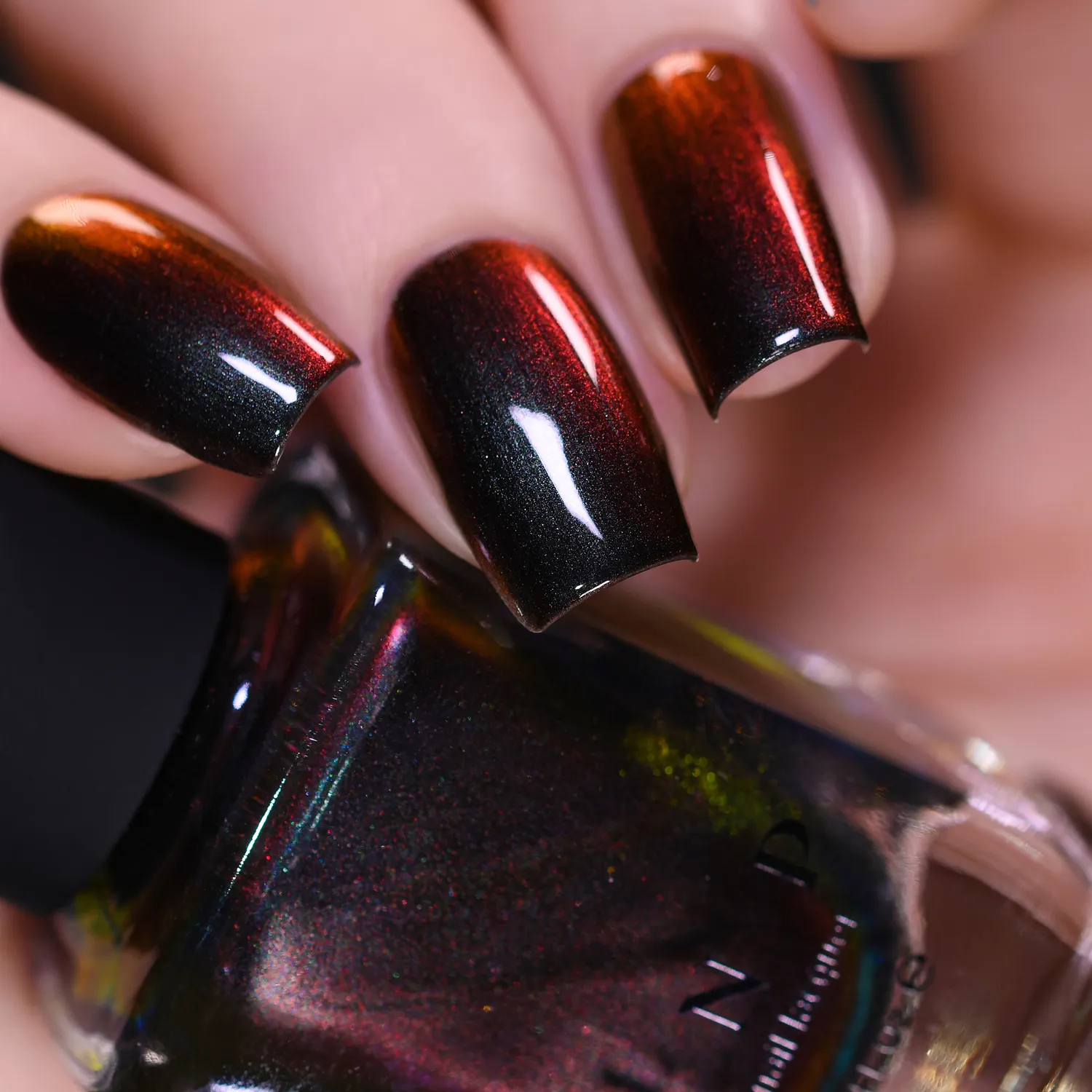 ILNP Eclipse Ultra Chrome nagellack svart med rött skifte