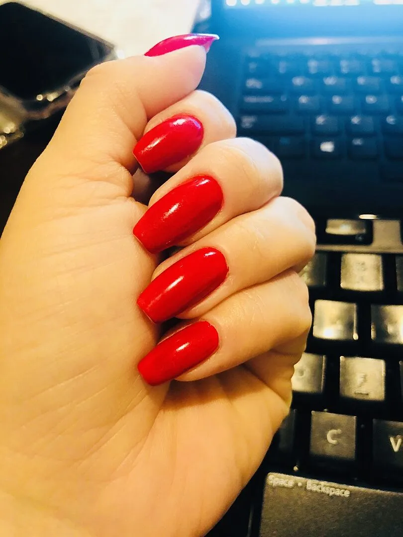 Cirque Colors Strawberry Fields nagellack röd