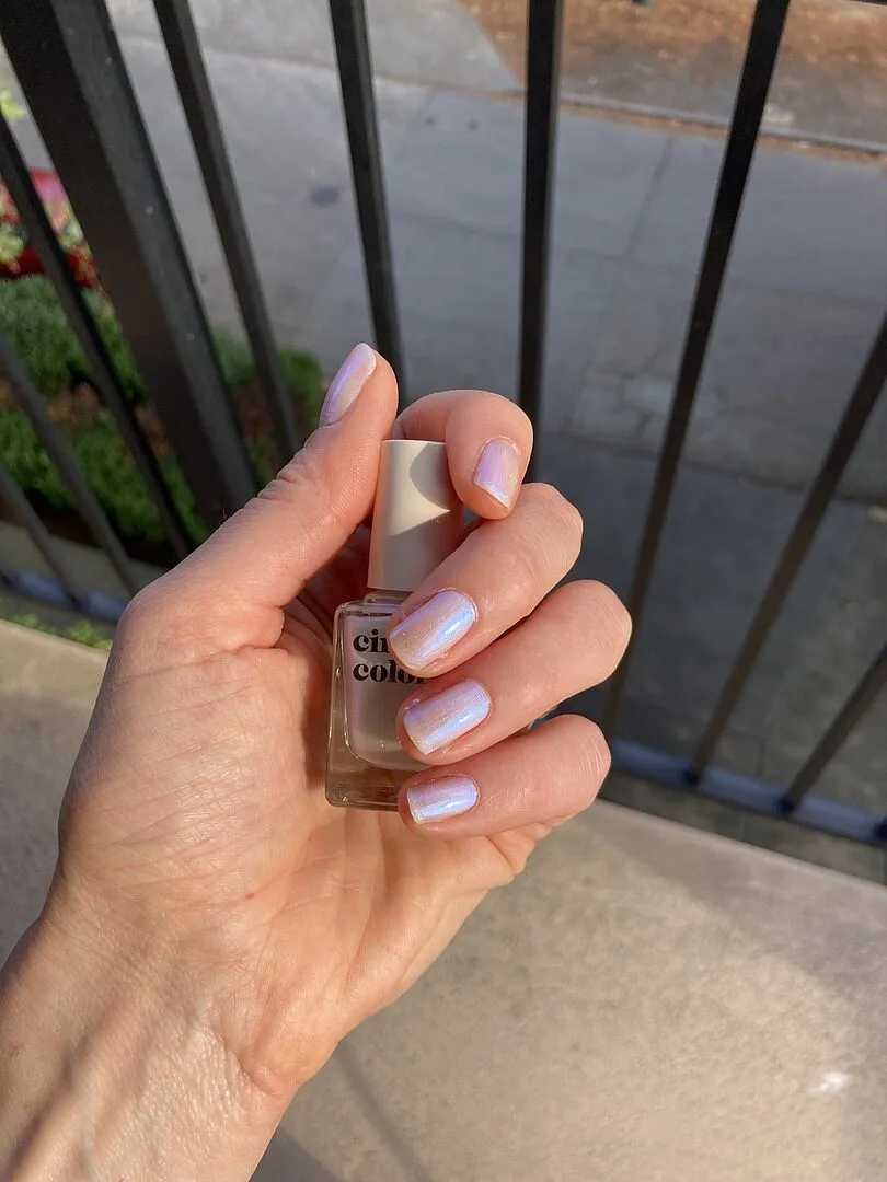 Cirque Colors Mystic Moonstone nagellack mjölkvit shimmer