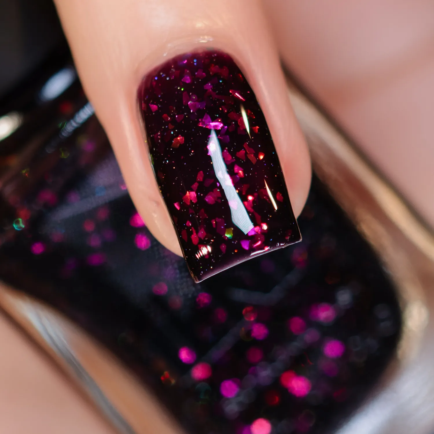 ILNP No Return nagellack svart aubergine flakies