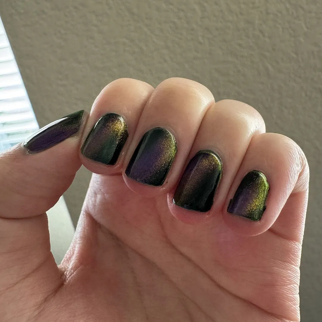 Cirque Colors Folie à Deux nagellack – magnetisk grön