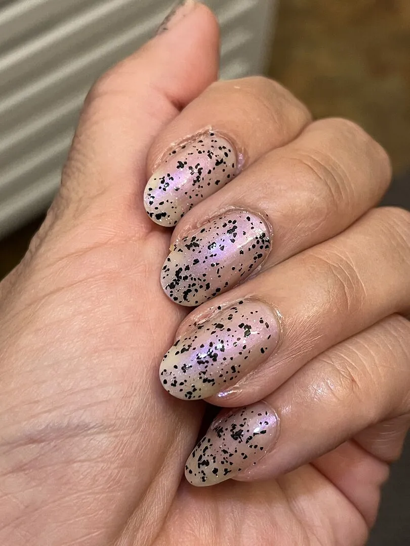Cirque Colors Spotted topper nagellack svart prickig